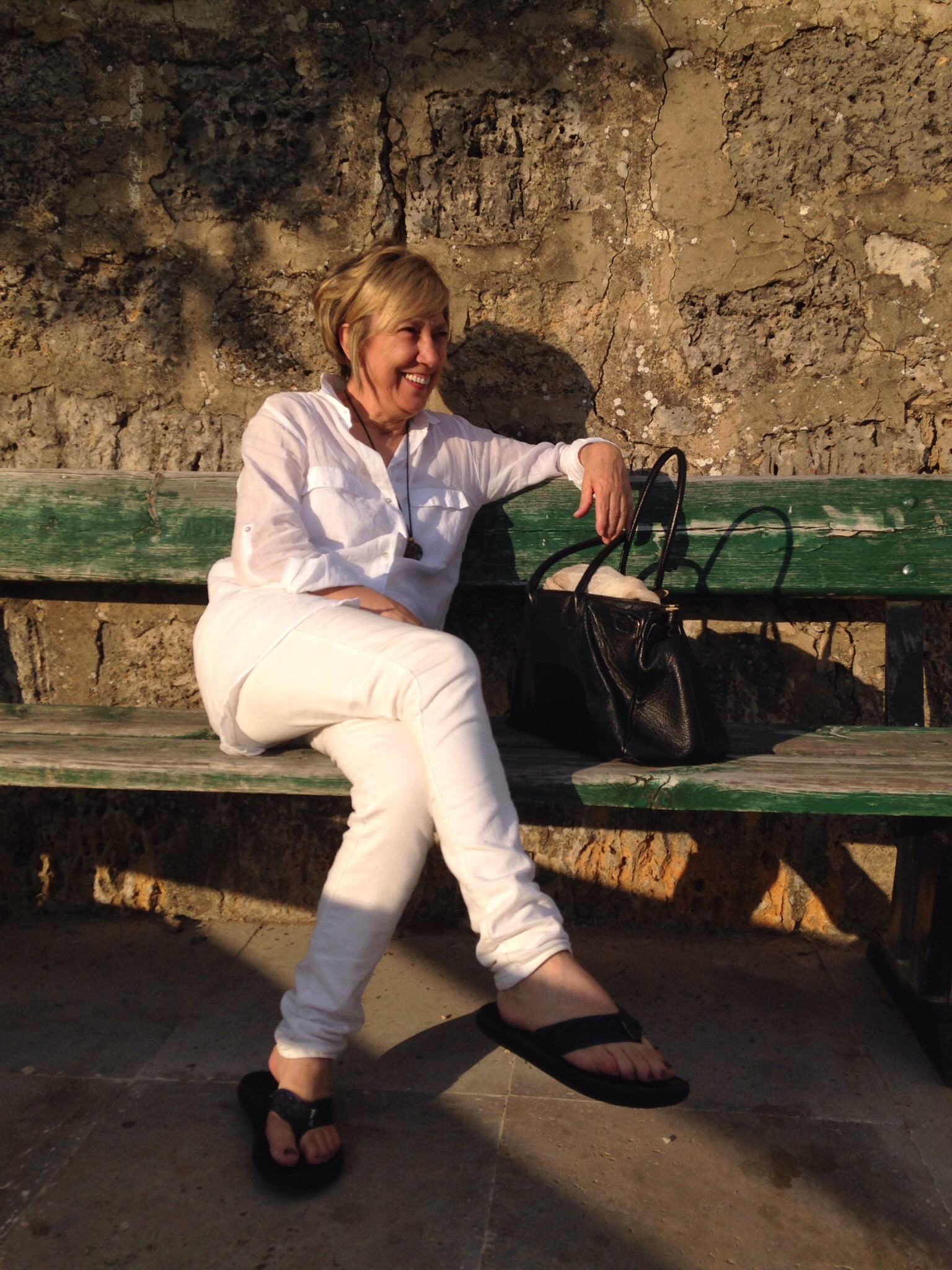 Lurdes sentada en un banco